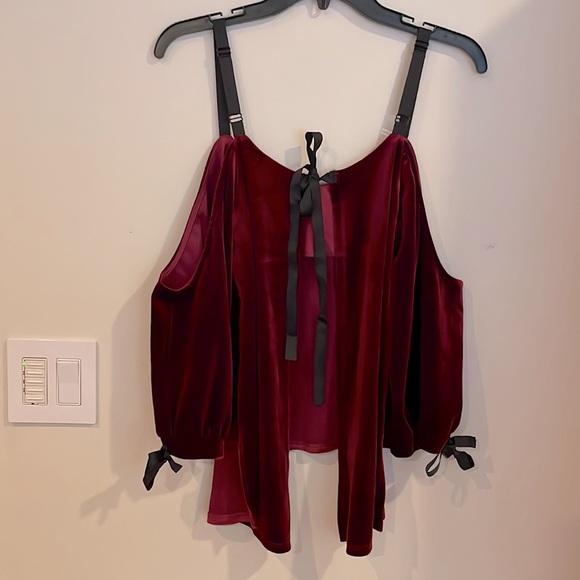 Romeo + Juliet Couture Cold Shoulder Open Back Velvet Top, M - Picture 4 of 5